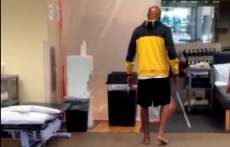 Anderson Silva j&aacute; consegue andar sem muletas
