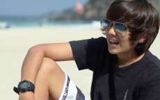 Menino brasileiro de 12 anos bomba com mix de Bieber e Katy Perry