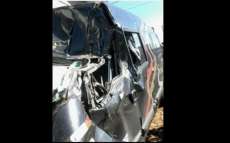 Van com estudantes cai em ribanceira ap&oacute;s ser atingida por pneu de &ocirc;nibus