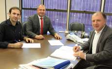 Cand&oacute;i - Prefeito assina plano de trabalho para recape asf&aacute;ltico
