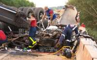 Carro é esmagado por caminhão e duas pessoas morrem no Paraná