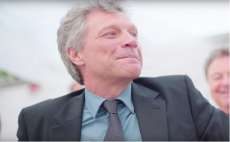 Para divulgar nova m&uacute;sica, Jon Bon Jovi publica v&iacute;deo tomando banho. Assista