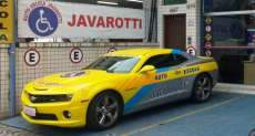 Autoescola 'ostenta' carros avaliados em R$ 200 mil para atrair alunos