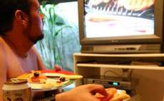 Comece o ano cortando seis h&aacute;bitos que fazem voc&ecirc; comer demais
