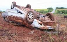 M&atilde;e e filha saem ilesas ap&oacute;s carro aquaplanar e capotar