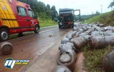 Caminh&atilde;o carregado com botij&otilde;es se envolve em acidente