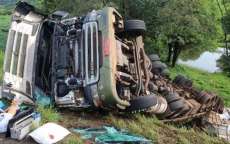 Motorista fica ferido ao tombar caminh&atilde;o na BR-163