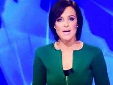 Ops! Apresentadora de jornal usa decote em formato de p&ecirc;nis e se torna sucesso na web