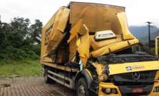 Caminh&atilde;o dos Correios tem frente destru&iacute;da em acidente na BR-376