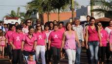Palmital - Outubro Rosa: Caminhada contra o c&acirc;ncer de mama re&uacute;ne dezenas de pessoas