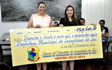 Laranjeiras - Prefeita Sirlene Svartz recebe do Legislativo mais de R$ 239 mil poupados na gestão da presidente Ivone Portela