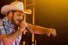 Ap&oacute;s bater carro em poste, cantor sertanejo morre carbonizado