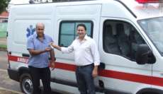 Pinh&atilde;o - Prefeito faz entrega de ambul&acirc;ncia para o municipio