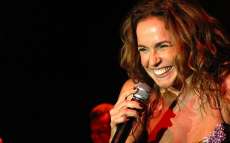 Daniela Mercury &eacute; recebida por publico carioca sob o coro de Maria Sapat&atilde;o