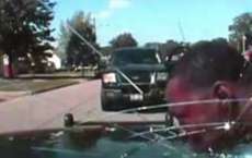 Nos Estados Unidos, policial quebra para-brisa de carro com a cabe&ccedil;a de um suspeito