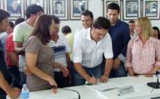 Sec. Ratinho Jr. assinando conv&ecirc;nio