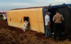 Rodas travam e &ocirc;nibus com 20 passageiros tomba em rodovia