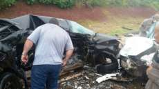 Batida entre dois ve&iacute;culos deixa uma pessoa morta e tr&ecirc;s feridas na PR-444