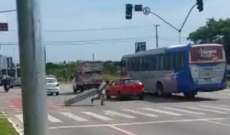 Caix&atilde;o cai de carro funer&aacute;rio no meio de avenida movimentada; Veja o v&iacute;deo