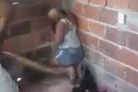 Vídeo de mulher espancada a pauladas choca internautas; Cenas fortes