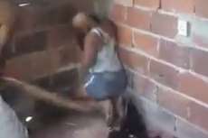 V&iacute;deo de mulher espancada a pauladas choca internautas; Cenas fortes