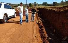Nova Laranjeiras - Prefeito Lineu e controlador interno visitam obras na manh&atilde; desta quarta dia 12