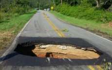 Cratera se abre na PR-408 e rodovia &eacute; completamente interditada