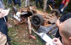Carro com 4 jovens cai em ribanceira, mata dois e deixa outros em estado grave no Paran&aacute;