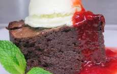 Bolo-pudim-brownie de chocolate: tr&ecirc;s del&iacute;cias na mesma sobremesa!