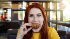 Voc&ecirc; sente vontade de comer o dia todo? 8 sensa&ccedil;&otilde;es que parecem fome, mas n&atilde;o s&atilde;o