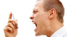 O que a ci&ecirc;ncia diz sobre pessoas que gritam ao celular?