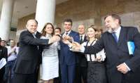 Governador do Paraná entrega ônibus para as APAES. 10 cidades da Cantu foram beneficiadas