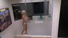 Nesta madrugada, Clara da beijo em Vanessa e toma banho nua no BBB. Veja o v&iacute;deo