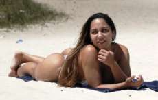 Mulher Mel&atilde;o toma banho pelada em praia e chama fot&oacute;grafos para conferirem