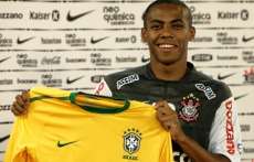 Jogador Elias disse que tomar&aacute; provid&ecirc;ncias sobre boatos na internet