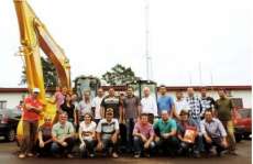 Cand&oacute;i - Prefeito entrega 2 m&aacute;quinas novas compradas com recursos do leil&atilde;o de sucatas