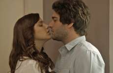 'A Lei do Amor': Marina e Tiago se beijam