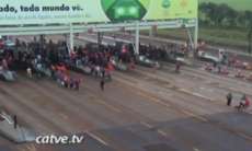 Paran&aacute; - Trabalhadores sem-terra ocupam pra&ccedil;a de ped&aacute;gio na BR 277 em Cascavel