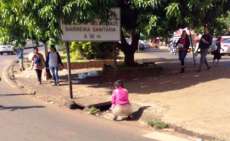 Mulher &eacute; flagrada dando uma mijada na Vila Portes em Foz do Igua&ccedil;u