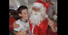 Cand&oacute;i - Papai Noel percorre munic&iacute;pio entregando brinquedo e doces para as crian&ccedil;as