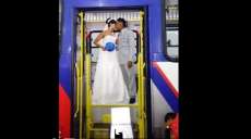 Bombando na internet: noiva vai ao casamento de &ocirc;nibus e vira a sensa&ccedil;&atilde;o do momento