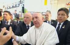 Papa Francisco se irrita ap&oacute;s ser puxado por fiel no M&eacute;xico