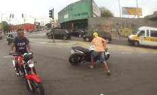 V&iacute;deo flagra assalto e criminoso sendo baleado. Assista a a&ccedil;&atilde;o de um policial