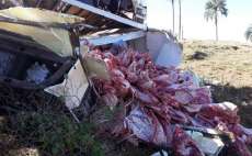 Catanduvas - Motorista perde o controle da dire&ccedil;&atilde;o e tomba caminh&atilde;o carregado de carne