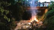 Fam&iacute;lia sobrevive ap&oacute;s carro cair de ponte e pegar fogo no Paran&aacute;