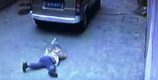 V&iacute;deo chocante flagra momento em que menino de 4 anos &eacute; esmagado por carro ap&oacute;s ser atropelado