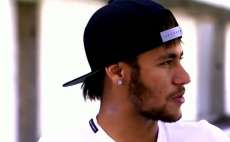 Neymar aparece com chup&atilde;o no pesco&ccedil;o e o assunto bomba na internet