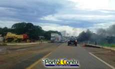 Manifestantes ateiam fogo em pneus na BR 277 em Guarania&ccedil;u e Ibema