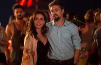 'Sol Nascente': Alice se incomoda com beijo de Mario e Carol