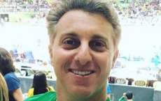 Apresentador Luciano Huck &eacute; vaiado em estreia do Brasil no v&ocirc;lei masculino